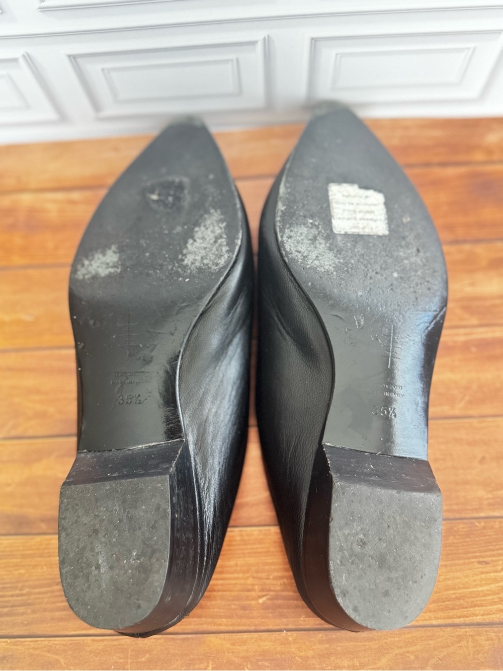 ALUMNAE Black Pointed V-Cut low Heel Mules - Picture 9 of 10